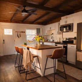 Granary House Lakefront Bliss on Sunrise Beach，位于Sunrise Beach的酒店