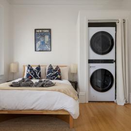 Stylish 1BR w Balcony & Laundry, 2 Mins Walk to PATH Train to NYC，位于霍博肯的酒店