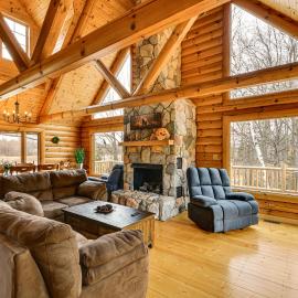 Group Fun on Tittabawassee River! Large Log Cabin，位于Beaverton的酒店