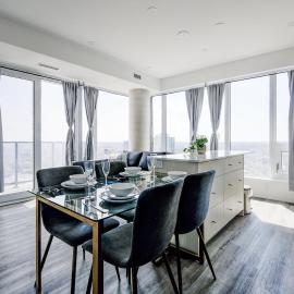 Open concept with city views，位于基奇纳的酒店