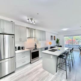 Downtown Condo near Vancouver Skytrain