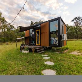Kalmya Farm Retreat by Tiny Away，位于Nanango的酒店