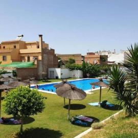 Apartamento 3 dormitorios en Sevilla con piscina，位于拉阿尔加瓦的酒店