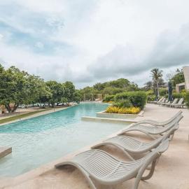 Coastal escape w terrace & ocean views u405，位于巴尔的酒店