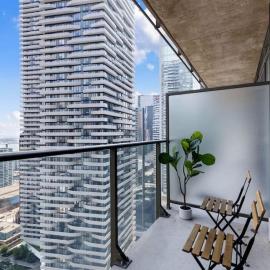 Lux 1 BR-Den DWTN Condo near CN Tower，位于多伦多的酒店