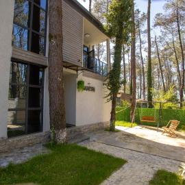 Magnetoria 3 BR House in pine forest - 3 mins to the sea，位于Urekis Sadguri的酒店
