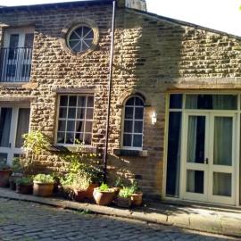 Edgerton cottage, large 1-bed detached coach house in town, Spacious rustic charm，位于Lindley的酒店