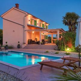 Crassula Summer Villa with Private Pool，位于克拉斯的酒店