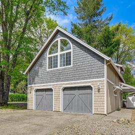 Near Oregon Caves: 2-Studio Retreat w/ Game Room!，位于Cave Junction的酒店