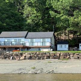 View Spa and St-Lawrence River - The DG Chalet，位于Sainte-Petronille的酒店