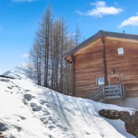 Magnifique chalet au calme et en pleine nature，位于萨斯费的酒店