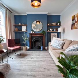 Basement Game Room & Workspace Two Spacious Bedrooms Close to Train Station，位于沃里克的酒店