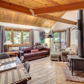 Whitefish Lake Couples Escape w/ Community Perks!，位于白鱼镇的酒店