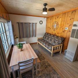 2BR 1BA Cabin #3 Riverside Point Resort，位于Park Rapids的酒店