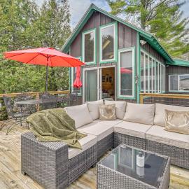 Cottage w/ Shared Beach, Great Views, Walk to Town，位于斯克伦湖的酒店