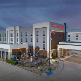 Hampton Inn & Suites Dallas-DFW Airport Hurst，位于赫斯特的酒店