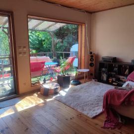 Maison en bois sur pilotis avec jardin，位于Saint-Étienne-du-Valdonnez的酒店