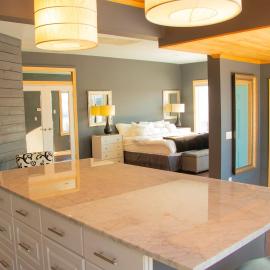 Modern, Waterfront Bungalow with Parking & Jacuzzi, 3 blocks to Beach