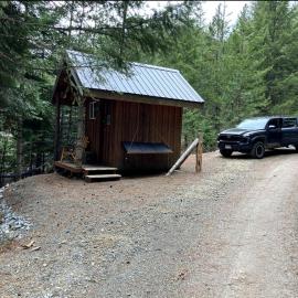 Scenic Off-Grid Campsite Overlooking Crystal Clear Lake in Sagle, Idaho，位于Sagle的酒店
