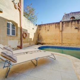 Premium 4BR home with Pool, Space & Style，位于萨奈特的酒店