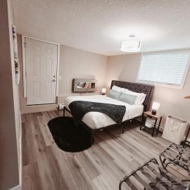 Riverfront Condo - Free Parking, Walk DT, Sleep 4