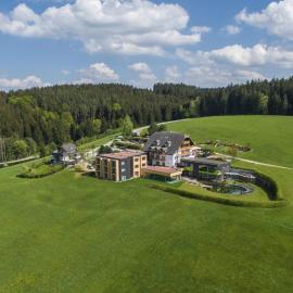 Hotel Schwarz Alm Zwettl，位于茨韦特尔的酒店