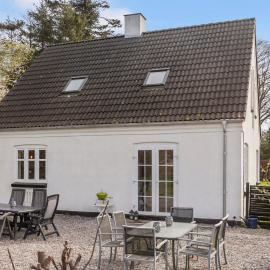 Bright and cozy house near forest and beach - space for 8，位于Horbelev的酒店
