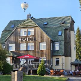 waldhotel AUSZEIT mit Restaurant & Café,位于塔内的酒店