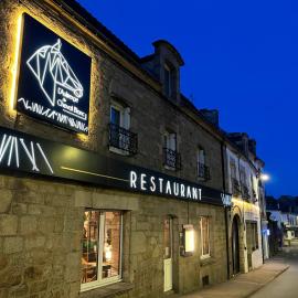 Auberge Du Cheval Blanc - Logis Hotel，位于Baud的酒店