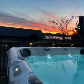 Seaside cottage with hot tub and sauna sleeps 11，位于Forland的酒店