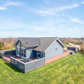 8 person holiday home in Tarm，位于察姆的酒店