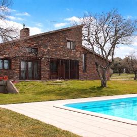 Casa Pirinea, Maello, Avila，位于Maello的酒店