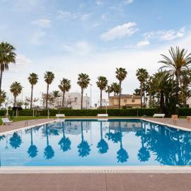 Apartamento con terraza, vistas al jardín y piscina, junto a playa y golf，位于格拉德卡斯特利翁的酒店