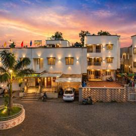 Hotel Rajdhani - Best Family Hotel in Pavagadh and in Halol GIDC，位于Hālol的酒店