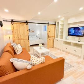 Family friendly 2BR basement unit with 2 Free parking，位于奥罗拉的酒店