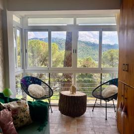 Nibelungos House - Alojamiento artesanal Whimsical frente al Pantano de San Juan - 3 min a pie，位于圣马丁德巴尔代格莱西亚斯的酒店