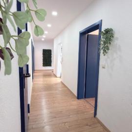 Large fitter's apartment 6 bedrooms Parking&yard，位于Kirchenlamitz的酒店