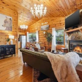 Luxe Blue Ridge Cabin: Hot Tub, Theater, Dogs OK，位于蓝岭的酒店