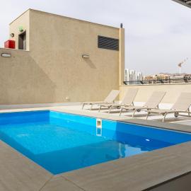 Luxury Family Penthouse with Private Parking & Pool 8 Guests Near Red Sea
