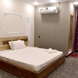 Ronza Hotel & BIN ISHAQ RESTAURENT，位于Mānsehra的酒店