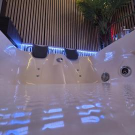 Loveroom waterloo, Suite romantique avec Jacuzzi et sauna privatifs，位于滑铁卢的酒店