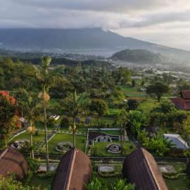 Lumbung Hill Glamping，位于塔巴南的酒店