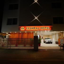 Nova Yashraj Hotel,位于拉杰果德的酒店