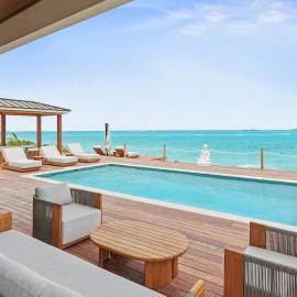 Ultra-Luxury NEW Villa on TarBay Oceanfront & Pool 6 Bedrooms!，位于乔治镇的酒店