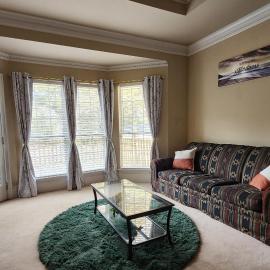 Outer Access Room in Family Home，位于洛根维尔的酒店