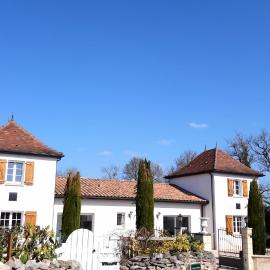 La bâtisse a deux tours，位于拉尔邦克的酒店