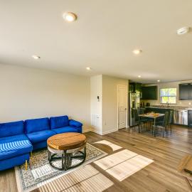 Relax Poolside! Retreat 9 Mi to Rehoboth Beach，位于刘易斯的酒店