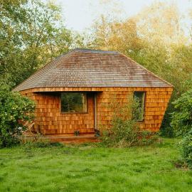 Architectural Tiny House With Sauna Near Beach，位于Asnæs的酒店