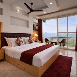Woods Villa Cottages Manali - 1,2,3,4 Bedrooms Luxury Cottages & Villa Available in Manali with Scenic Mountain View, Manali，位于马拉里的酒店