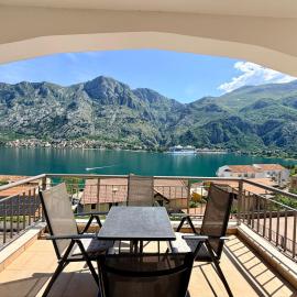 Breathtaking Kotor Bay Views, Pool & Relaxing 2BR，位于Muo的酒店